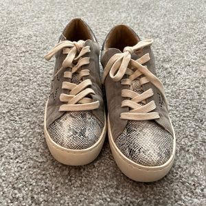 White Raven Size 7 Sneaker with stars and snakeskin